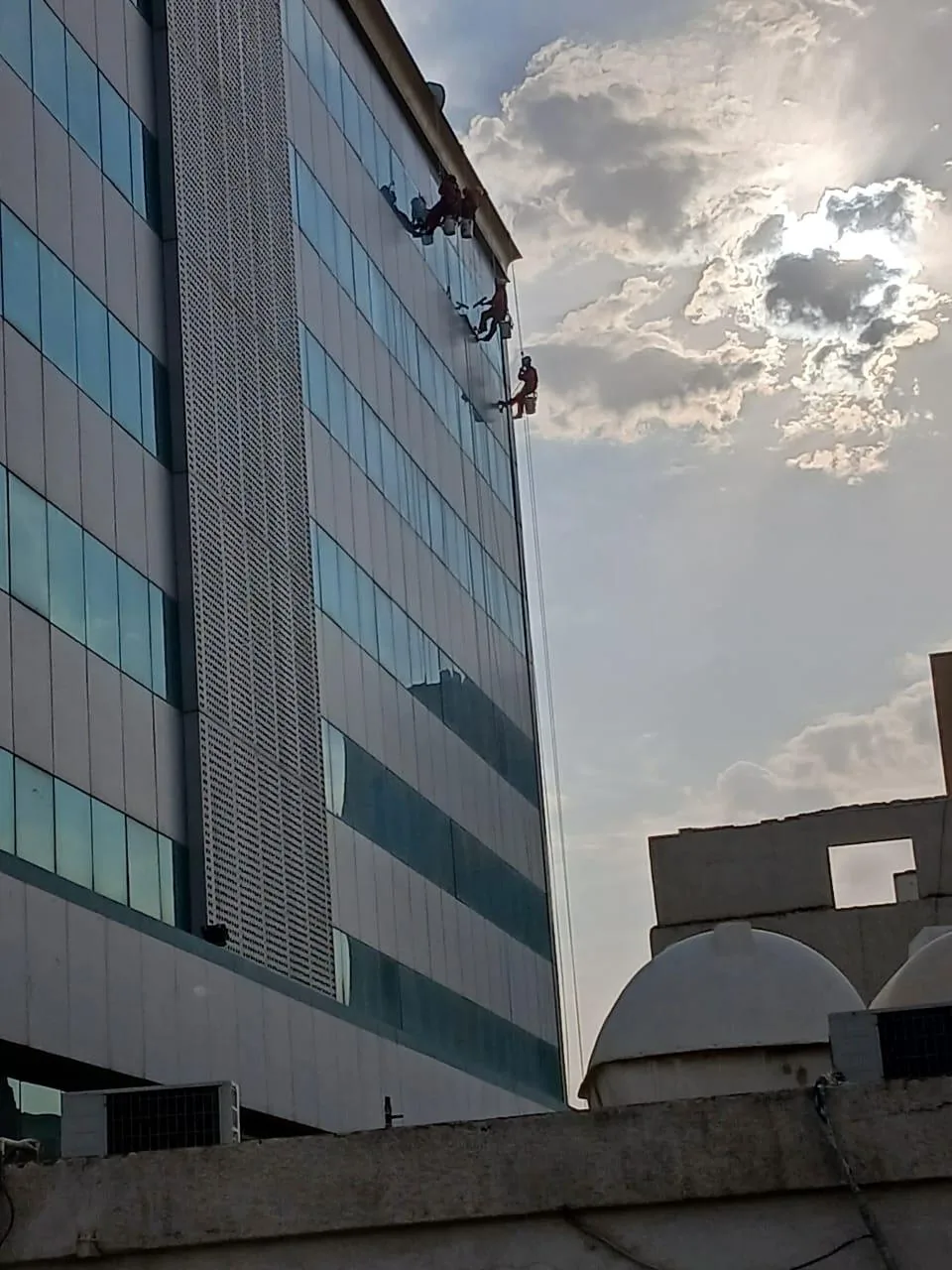 تنظيف واجهات مبانٍ تجارية من ارتفاع