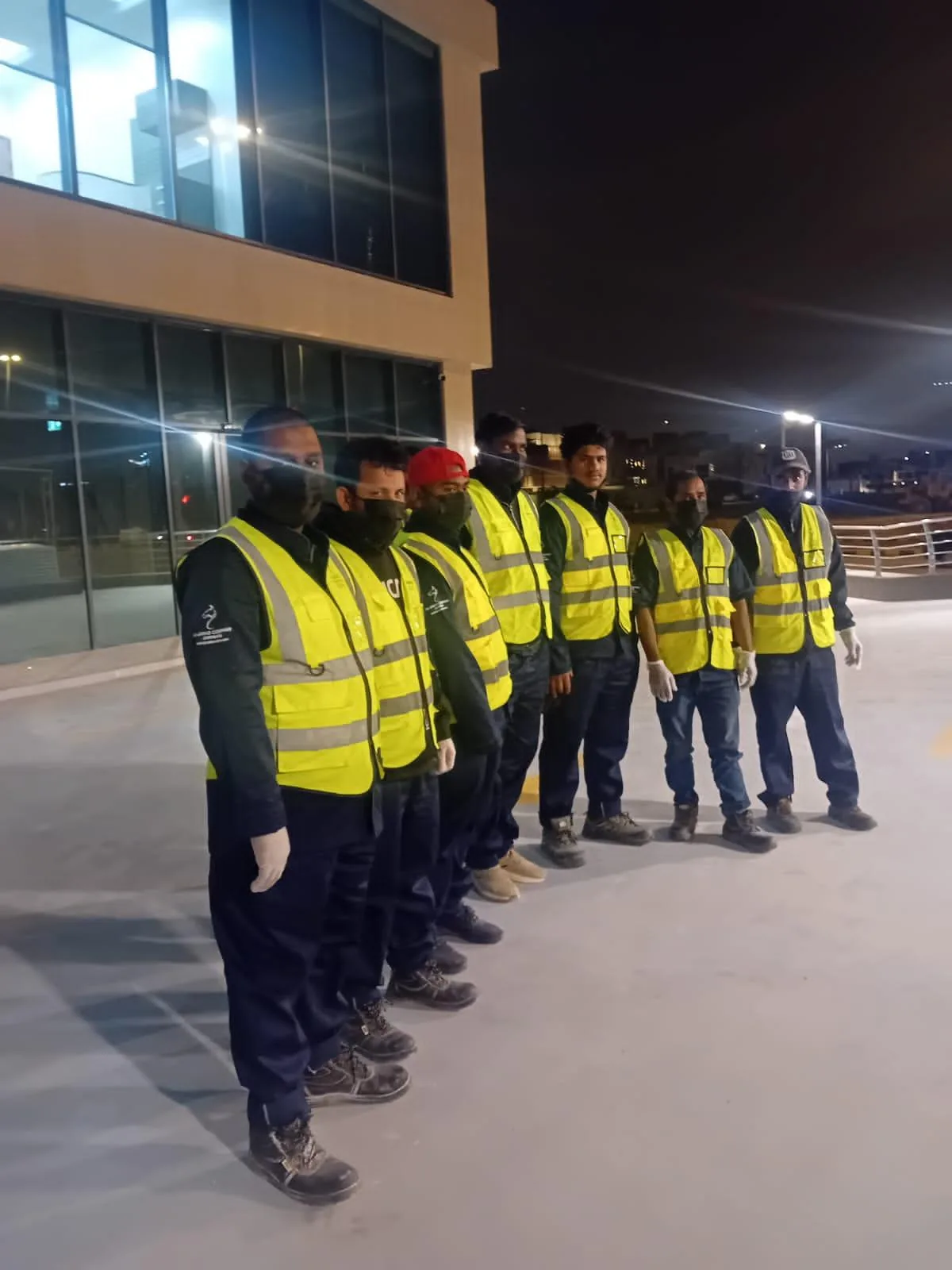 فريق تنظيف تجاري بالرياض