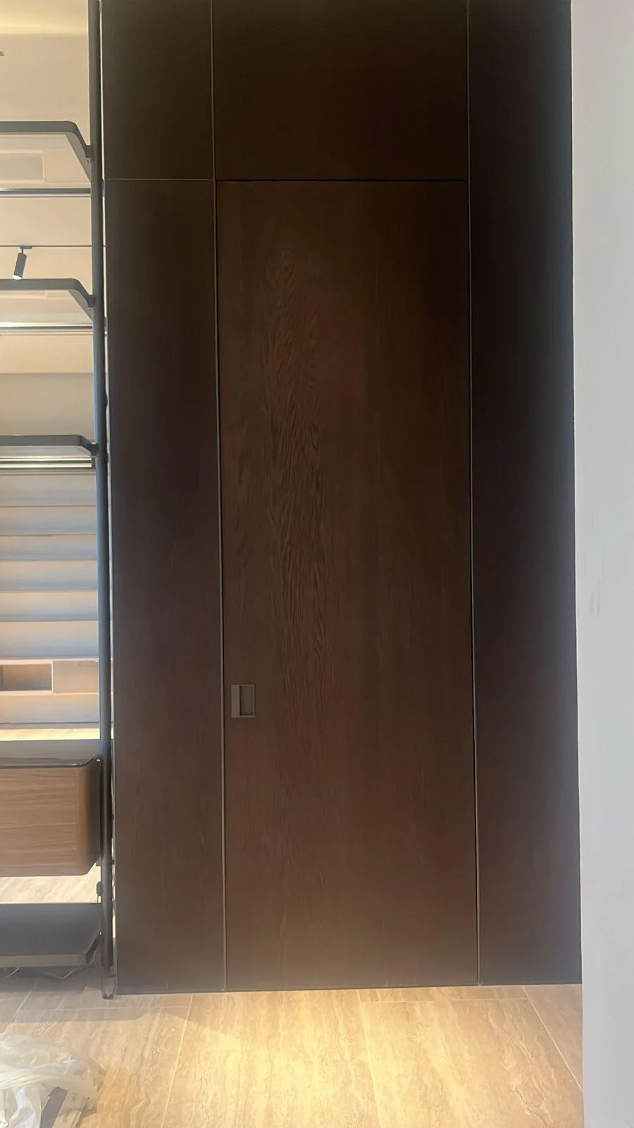 ممر نظيف وباب خشبي مرتفع في فيلا مكتملة التشطيب