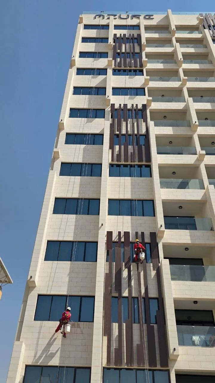 تنظيف واجهات مبانٍ تجارية من ارتفاع