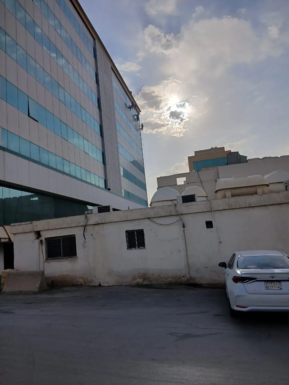 تنظيف واجهات مبانٍ تجارية من ارتفاع