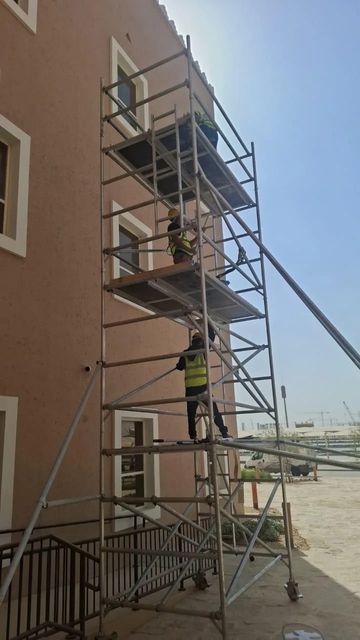 تنظيف واجهة وزجاج مرتفع بالحبال أو برافعة