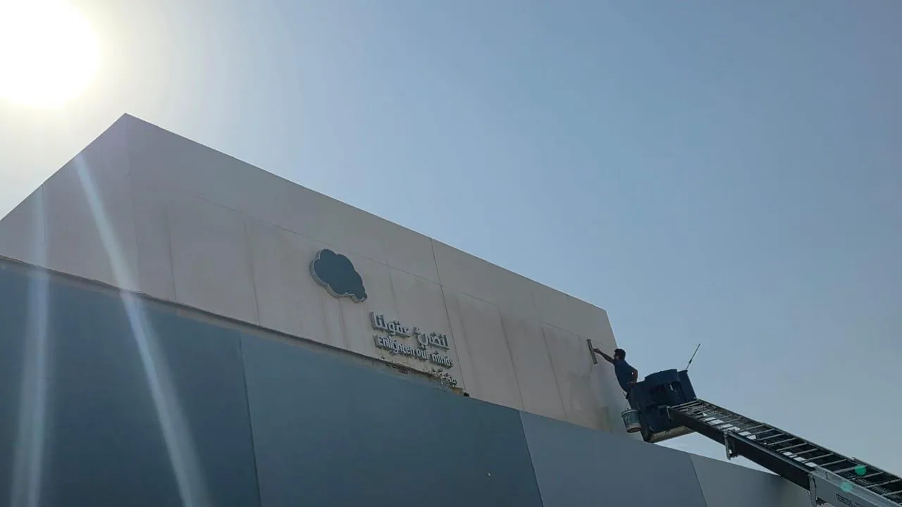 تنظيف واجهات مبانٍ تجارية من ارتفاع