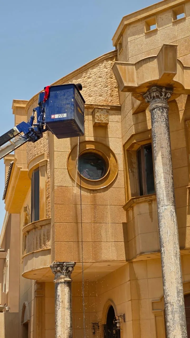 تنظيف واجهة وزجاج مرتفع بالحبال أو برافعة