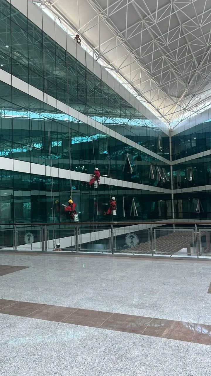 تنظيف واجهات مبانٍ تجارية من ارتفاع