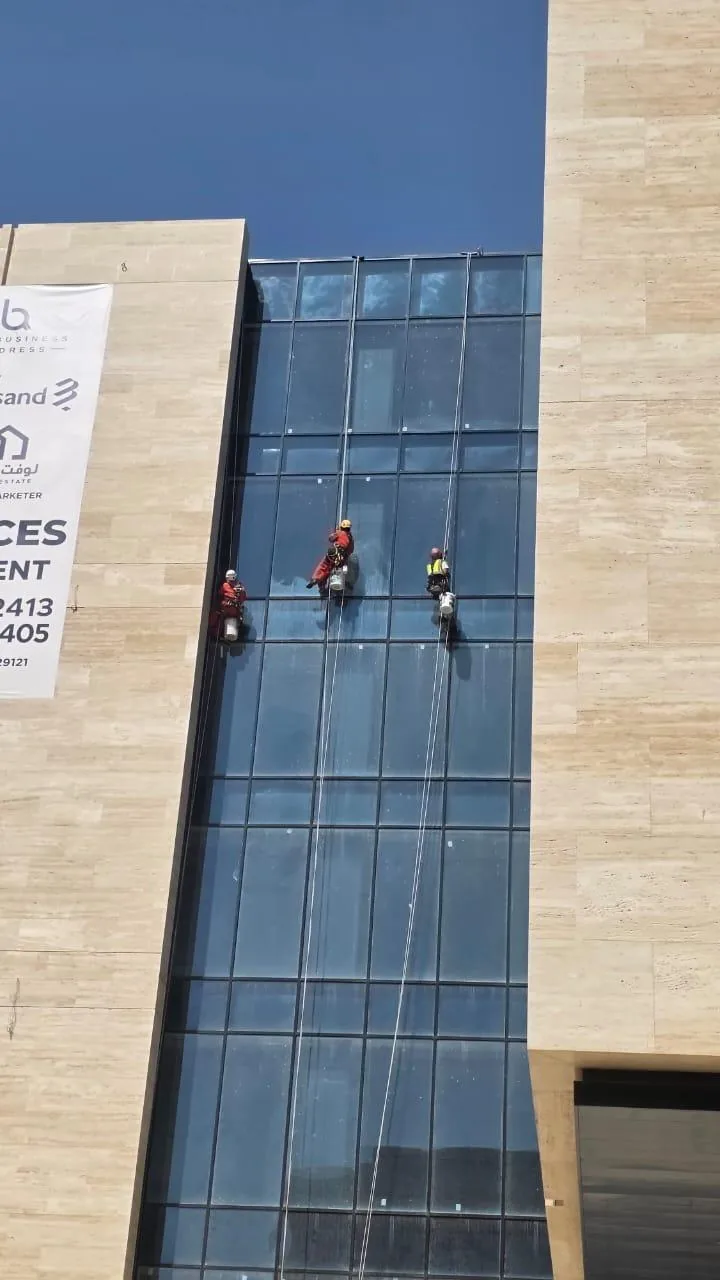 تنظيف واجهة وزجاج مرتفع بالحبال أو برافعة