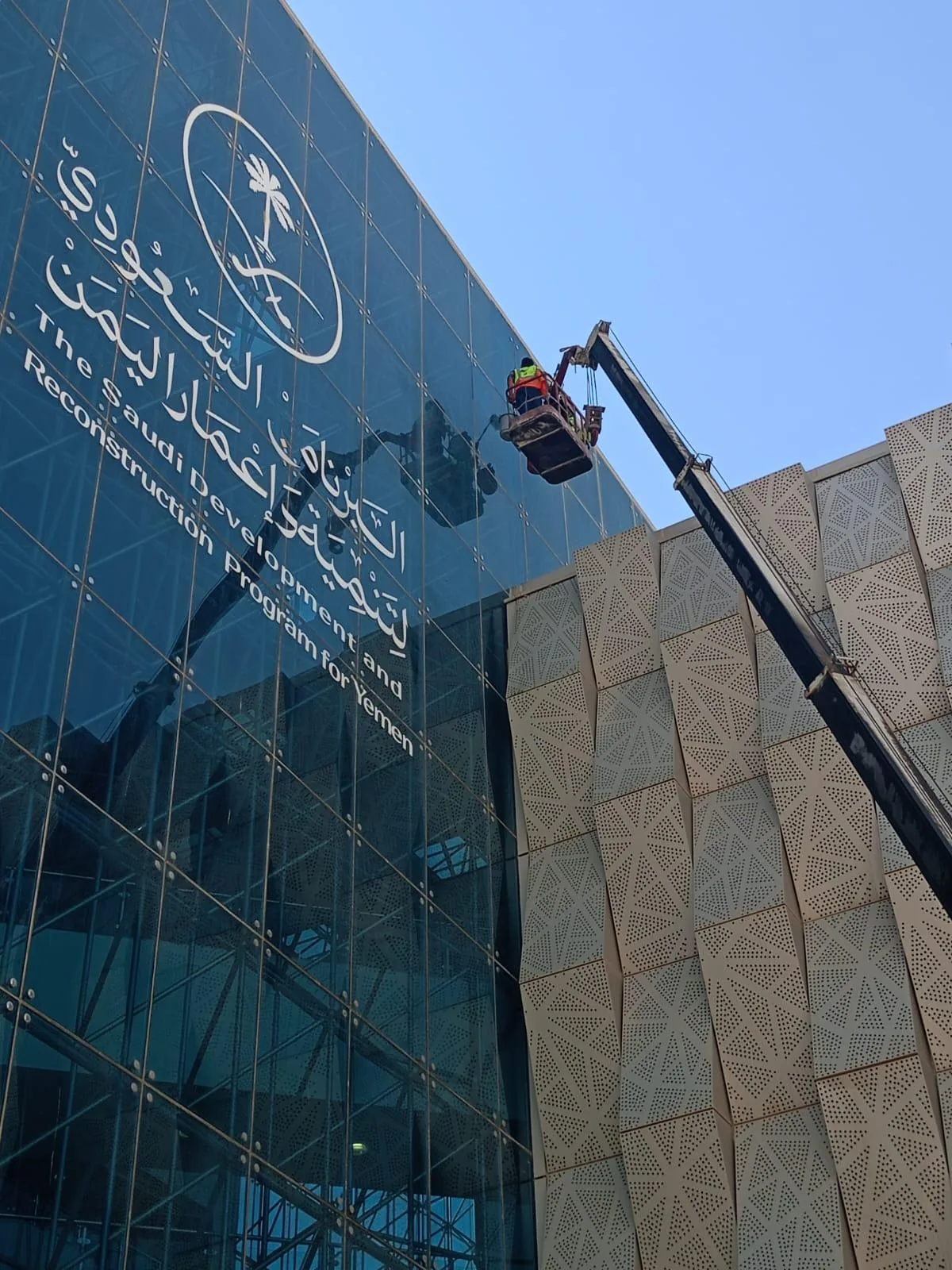 تنظيف واجهة وزجاج مرتفع بالحبال أو برافعة