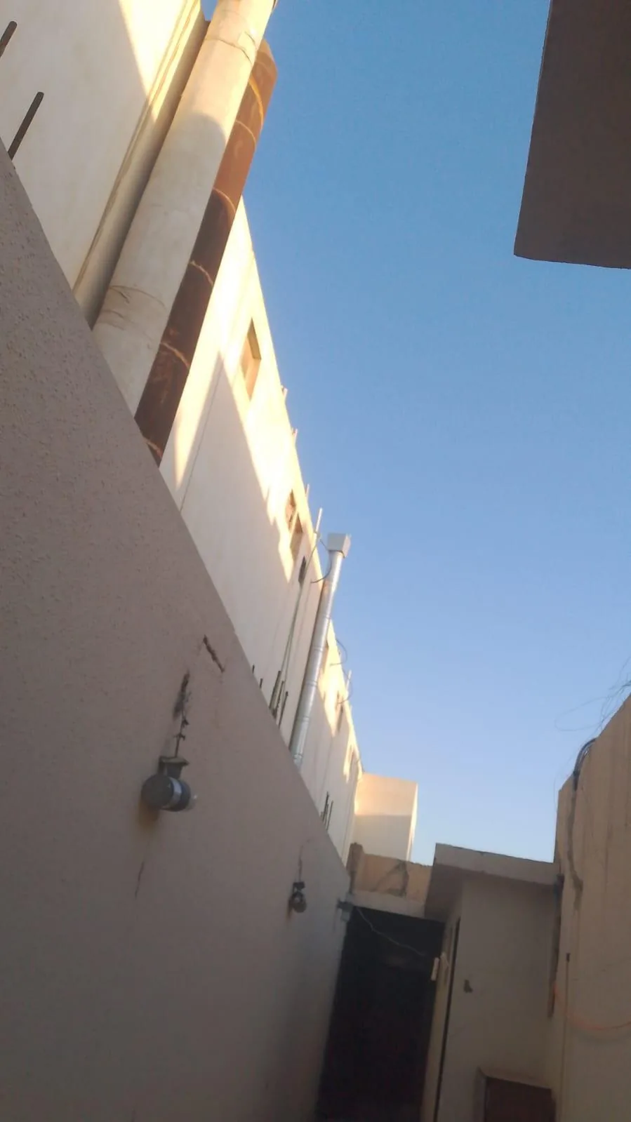 مشهد خارجي لمبنى ضمن موقع عمل تنظيف