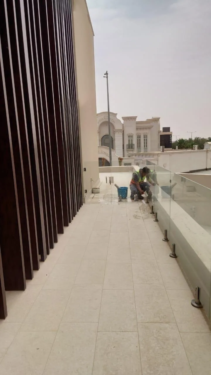 تراس مبلط نظيف ودرابزين زجاجي ضمن توثيق المشروع