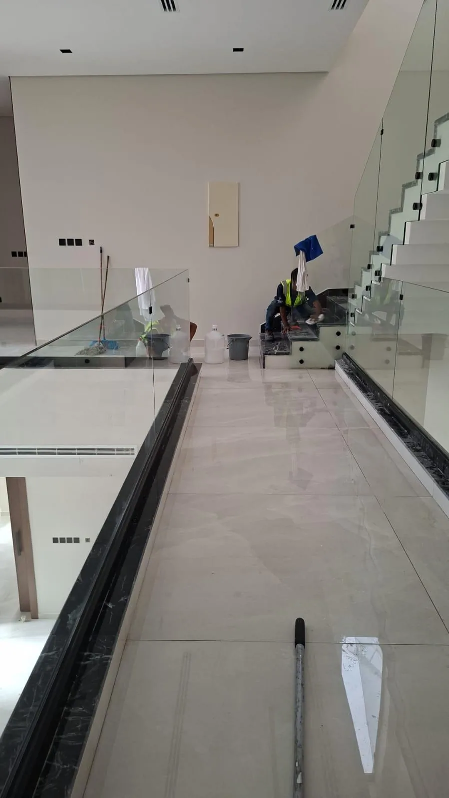 عامل ينظف أرضية داخلية سكنية